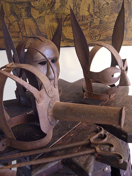 Museo della pena e tortura maschere scherno Medievalia Castello di Brolo